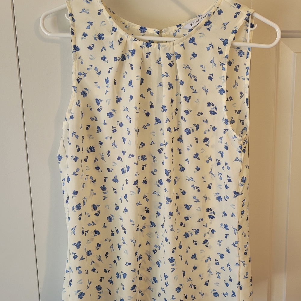 41 Hawthorn size small blouse. White and blue floral